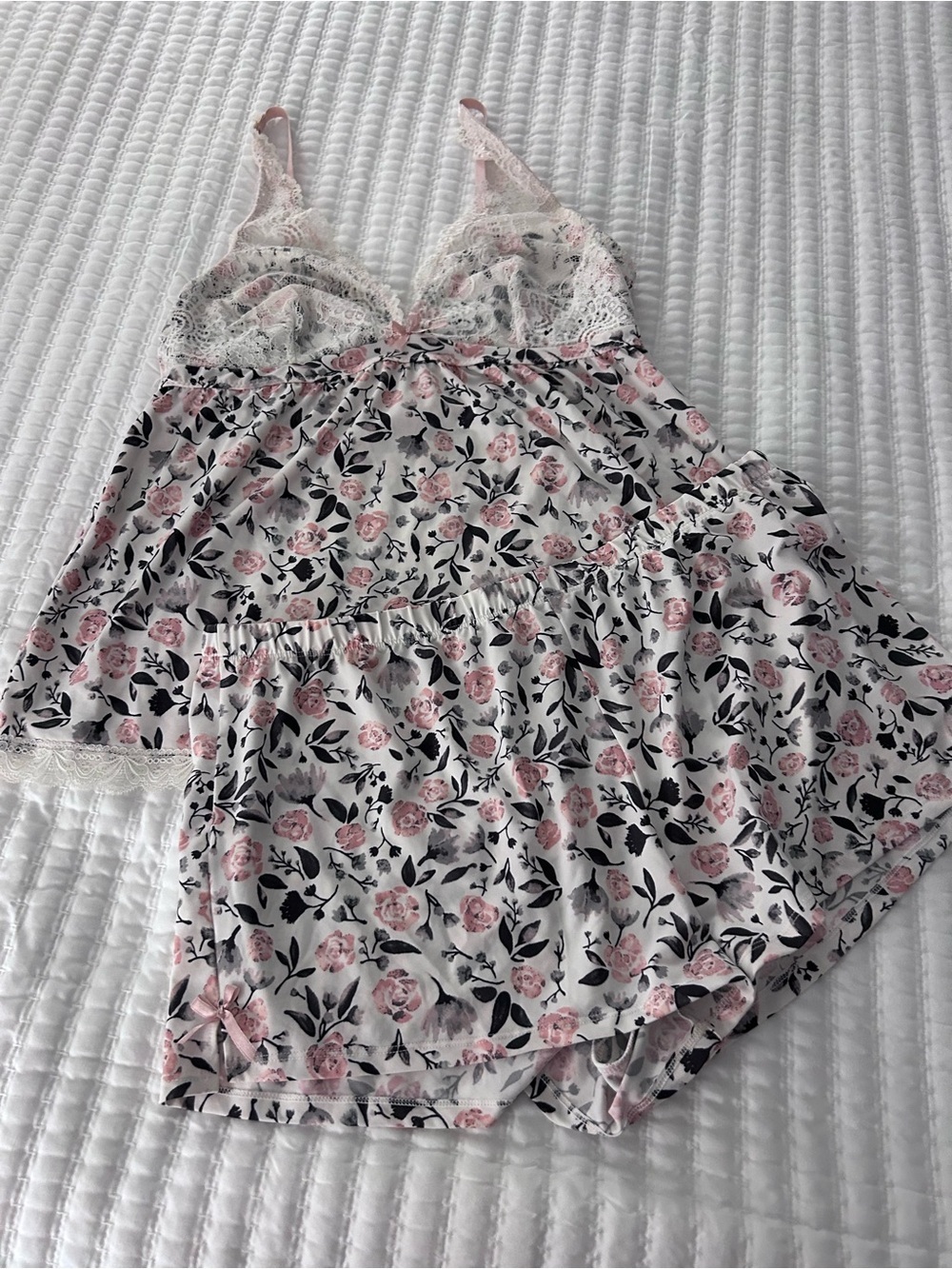 Marilyn Monroe Lace-Trim Camisole & Short Pajama Set - Pink Floral. Size L